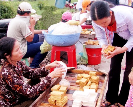 Workers buy food at a market in Ho Chi Minh City. (Photo:SGGP)